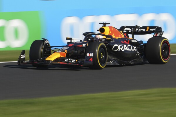 Max Verstappen easily wins the F1 Japanese Grand Prix to edge